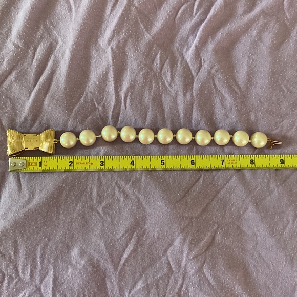 Beautiful Kate Spade beaded bracelet with gold tone bow clasp. - Picture 3 of 4
